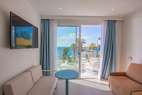 Panoramic Suite, Hot Tub, Sea View | Laptop workspace, free WiFi, bed sheets