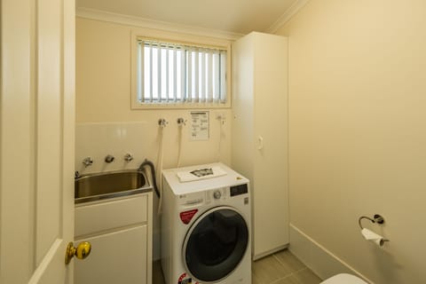 Deluxe Cabin, 2 Bedrooms | Laundry