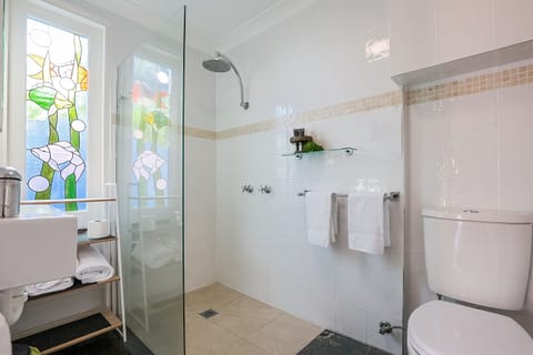 Standard Room, 1 Bedroom | Bathroom | Shower, free toiletries, hair dryer, towels