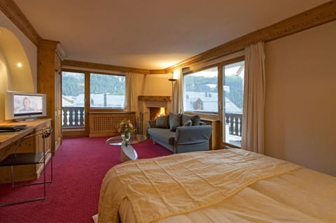 Junior Suite | Hypo-allergenic bedding, in-room safe, desk, iron/ironing board