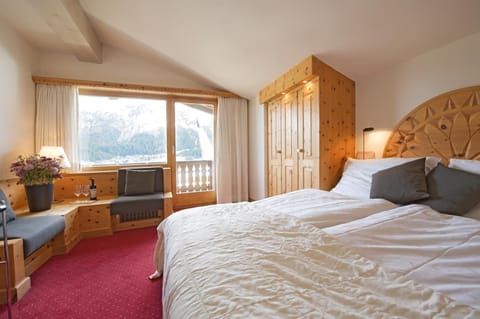 Deluxe Double Room | Hypo-allergenic bedding, in-room safe, desk, iron/ironing board