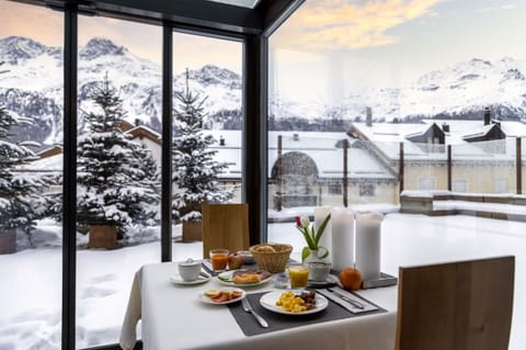 2 restaurants, lunch, dinner served; Thai cuisine