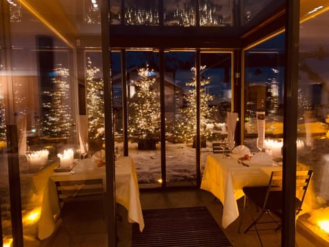 2 restaurants, lunch, dinner served; Thai cuisine