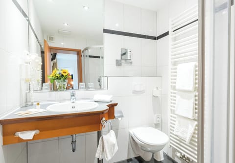 Superior Room | Bathroom | Free toiletries, hair dryer, bathrobes, slippers