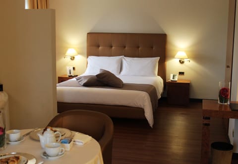 Suite (De La Ville) | Premium bedding, pillowtop beds, minibar, in-room safe