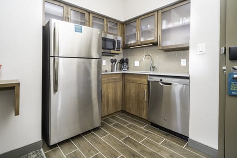 Full-size fridge, microwave, stovetop, dishwasher