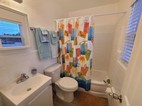 Standard Studio | Bathroom | Combined shower/tub, free toiletries, hair dryer, towels
