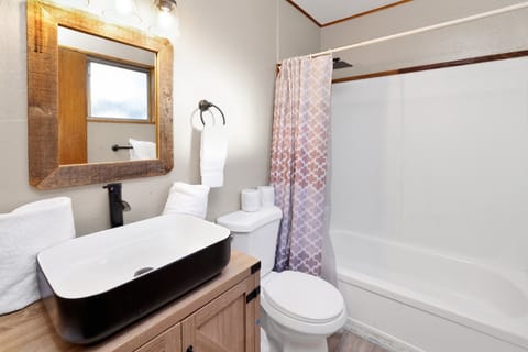 Cabin, Multiple Beds, Hot Tub, Mountain View (110) | Bathroom | Designer toiletries, towels, toilet paper