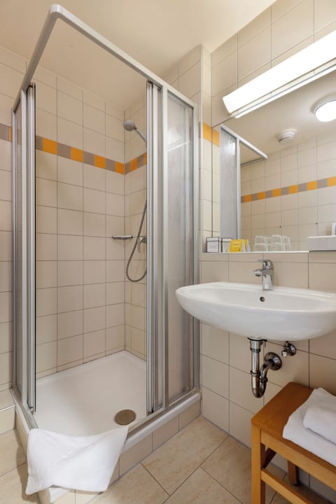 Triple Room | Bathroom | Shower, hair dryer, towels