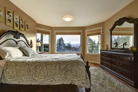 Luxury Room | Memory foam beds, individually decorated, individually furnished