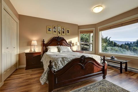 Luxury Room | Memory foam beds, individually decorated, individually furnished