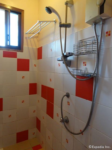 Gorei Guest House Rooms | Bathroom shower