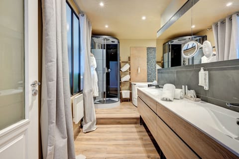 Double Room (Thématique) | Bathroom | Hair dryer, towels