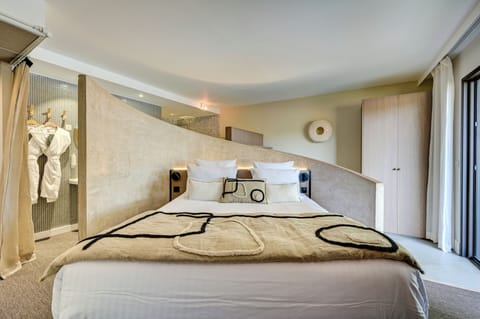 Double Room (Thématique) | 1 bedroom, in-room safe, individually decorated, iron/ironing board