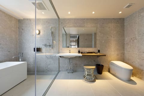 Mei Penthouse | Bathroom | Combined shower/tub, free toiletries, hair dryer, slippers