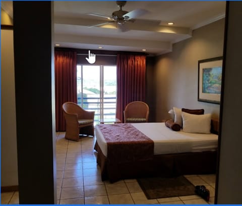 Executive Room | Minibar, in-room safe, individually decorated, individually furnished