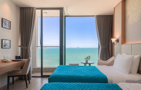 Deluxe Twin Room with Sea View and Balcony | Minibar, in-room safe, individually furnished, desk