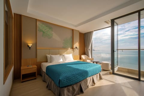 Premier Deluxe Ocean View, Balcony | Minibar, in-room safe, individually furnished, desk