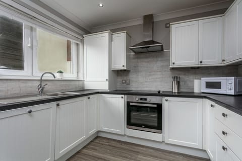 Classic Apartment, 2 Bedrooms, Non Smoking | Private kitchen | Full-size fridge, microwave, oven, stovetop