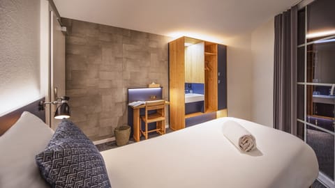 Economy Room, 1 Twin Bed, Shared Bathroom (Economy Single Room) | Individually decorated, individually furnished, desk, blackout drapes