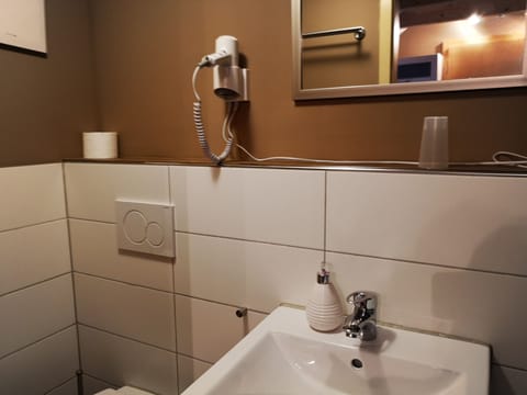 Standard Apartment | Bathroom | Shower, hair dryer, towels