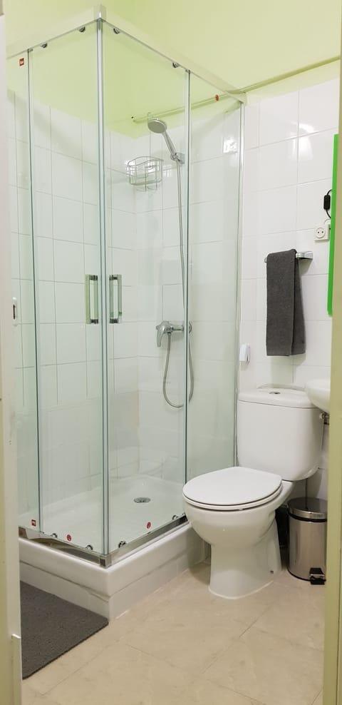 Quadruple Room | Bathroom | Shower, towels, soap, shampoo