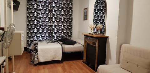 Double Room, Shared Bathroom | Iron/ironing board, free WiFi, bed sheets