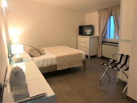 Double Room, Balcony, Sea View (Vernazza) | Free minibar items, in-room safe, individually decorated