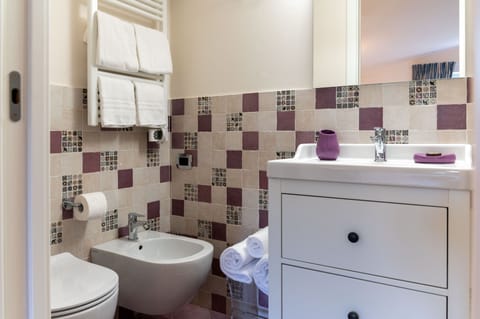 Family Room (Manarola) | Bathroom | Shower, rainfall showerhead, free toiletries, hair dryer