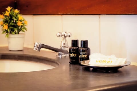 Deluxe Room | Bathroom amenities | Shower, towels