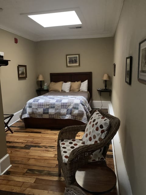 Standard Room, 1 Queen Bed (Pullman Room 204)