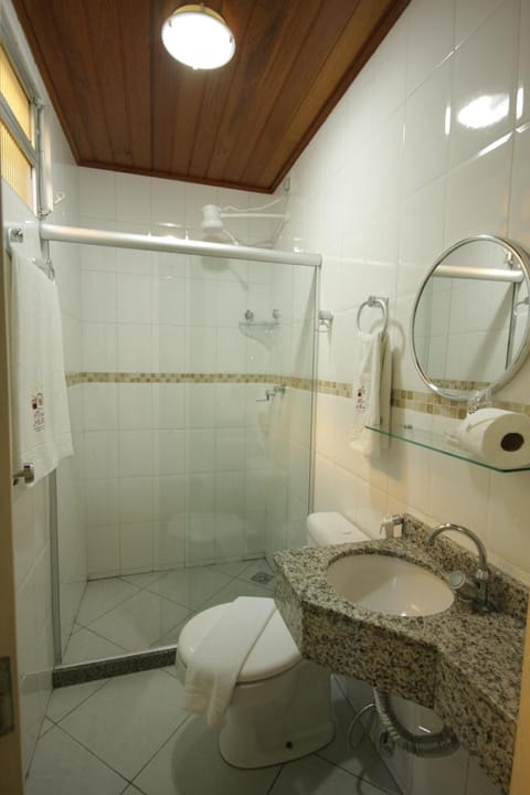 Shower, rainfall showerhead, free toiletries, towels