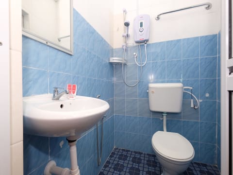 Standard Triple Room | Bathroom | Shower, rainfall showerhead, free toiletries, bidet