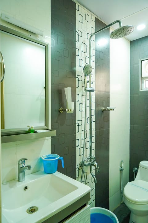 Family Studio Suite | Bathroom | Shower, towels