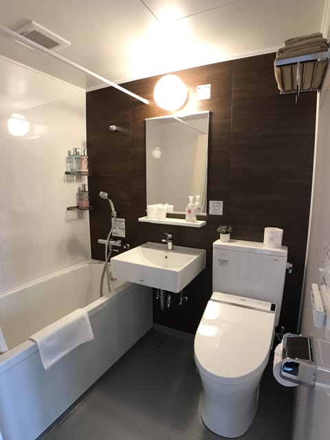 King Room | Bathroom | Separate tub and shower, free toiletries, hair dryer, slippers