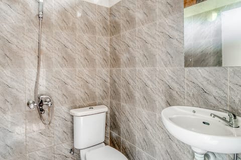 Double Room | Bathroom | Shower, free toiletries, towels