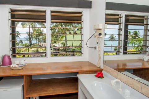 Seaview Bure | Bathroom | Shower, free toiletries, hair dryer, towels