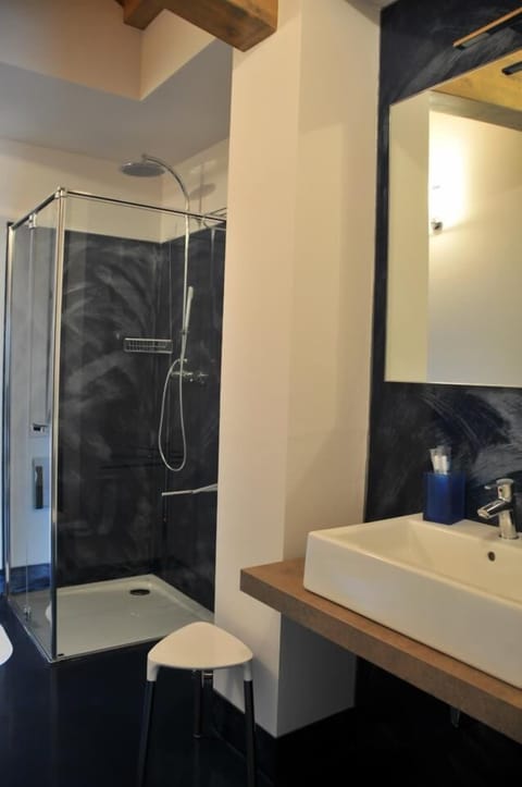 Double Room | Bathroom | Shower, hair dryer, bathrobes, slippers