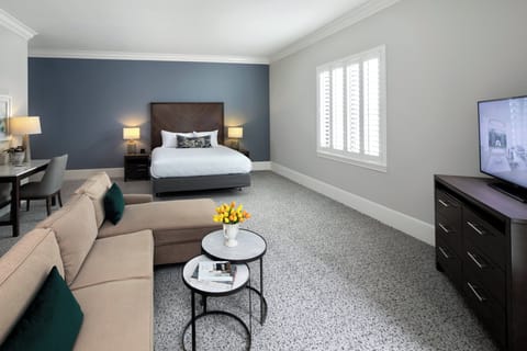 Studio Suite, 1 King Bed | Hypo-allergenic bedding, in-room safe, desk, laptop workspace