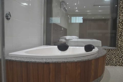 Premium Suite | Jetted tub