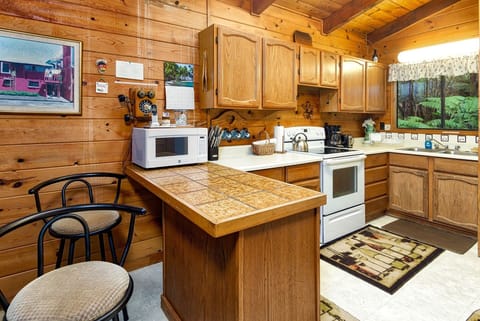 Prepare anything from quick breakfasts to romantic dinners in this well-stocked kitchen with full-sized appliances and everything you need.