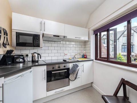 Kitchen diner in The Stable Loft self catering apartment Bowness on Windermere | The Stable Loft - The Stables Apartments, Bowness on Windermere