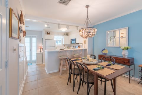 Dining area for 4 in addition to bar seating