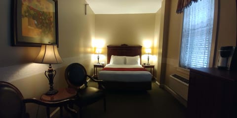 Standard Room, 1 Queen Bed | In-room safe, iron/ironing board, free cribs/infant beds, free WiFi