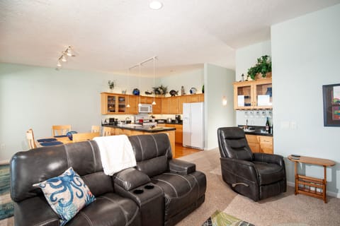 Depoe Bay Oregon Vacation Rental - Spacious Floor Plan