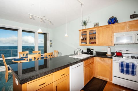 Depoe Bay Oregon Vacation Rental - Oceanfront Views from the Kitchen
