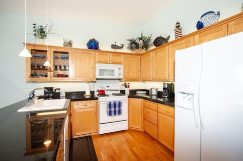 Depoe Bay Oregon Vacation Rental - Full Kitchen