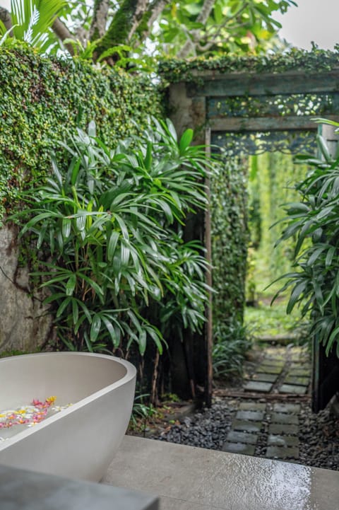 Luxury Villa, 4 Bedrooms, Private Pool, Beach View | Bathroom | Shower, rainfall showerhead, free toiletries, hair dryer