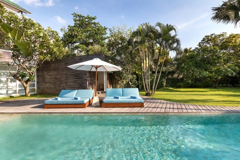 Outdoor pool, pool umbrellas, sun loungers