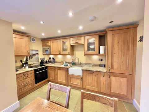 Fully equipped oak kitchen with granite worktops